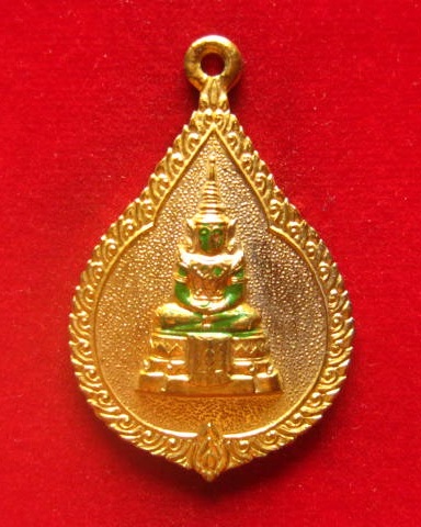 เหรียญพระแก้วมรกต วัดตาลบำรุงกิจ ดำเนินสะดวก ราชบุรี ปี 2519 เนื้อกระไหล่ทองลงยา