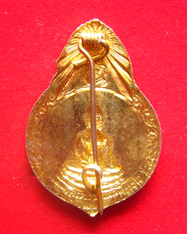 เข็มกลัดสมเด็จพระพุทธโคดม สุพรรณบุรี ลายธงชาติ กะไหล่ทองลงยา เคาะเดียวแดง