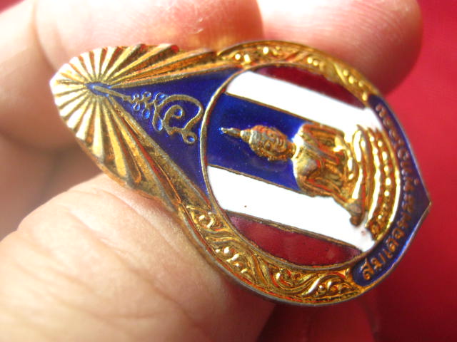 เข็มกลัดสมเด็จพระพุทธโคดม สุพรรณบุรี ลายธงชาติ กะไหล่ทองลงยา เคาะเดียวแดง