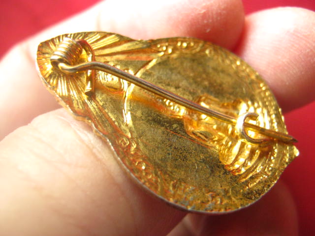 เข็มกลัดสมเด็จพระพุทธโคดม สุพรรณบุรี ลายธงชาติ กะไหล่ทองลงยา เคาะเดียวแดง