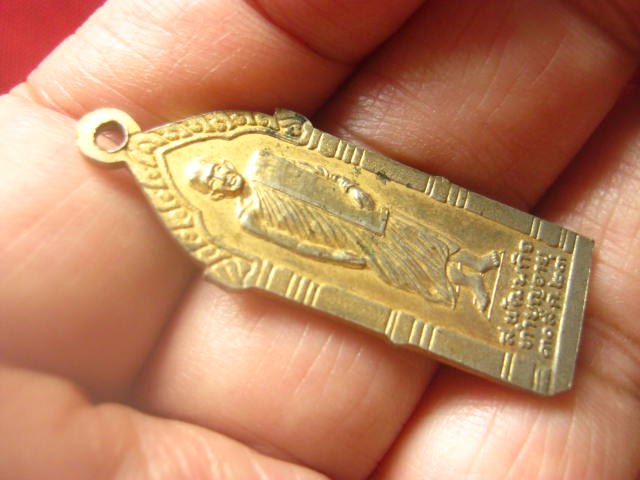 เหรียญพระปางลีลา หลังหลวงพ่อลมูล วัดเสด็จ ปทุมธานี ปี 2523