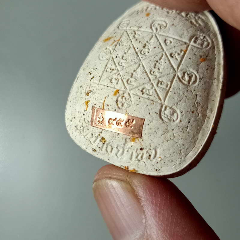 พิมพ์พระปิดตากนกข้างบูชาครู หลวงปู่โต๊ะ ออกโดยหลวงพ่อนงค์ วัดบางน้ำชน ฝั่งธนบุรี จ.กรุงเทพ ปี 2565