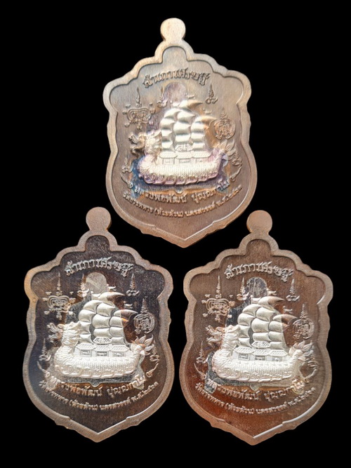 เคาะแรกแดง..สำเภาเศรษฐี ๖๓..นวะสอดไส้เงิน ๓ เหรียญ กล่องเดิม..ลพ.พัฒน์ วัดห้วยด้วน นครสวรรค์ 