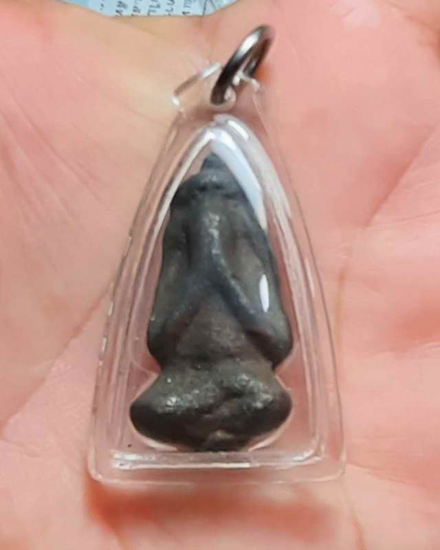 พระปิดตาพิมพ์เขียดเนื้อแร่ไม่ทราบที่