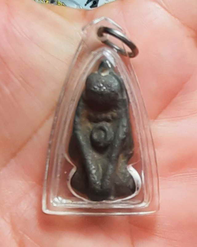 พระปิดตาพิมพ์เขียดเนื้อแร่ไม่ทราบที่