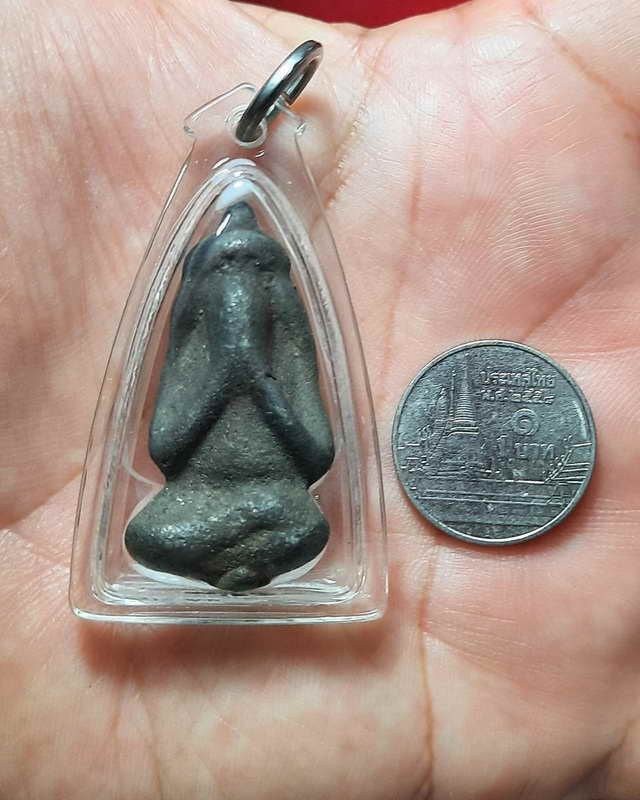 พระปิดตาพิมพ์เขียดเนื้อแร่ไม่ทราบที่