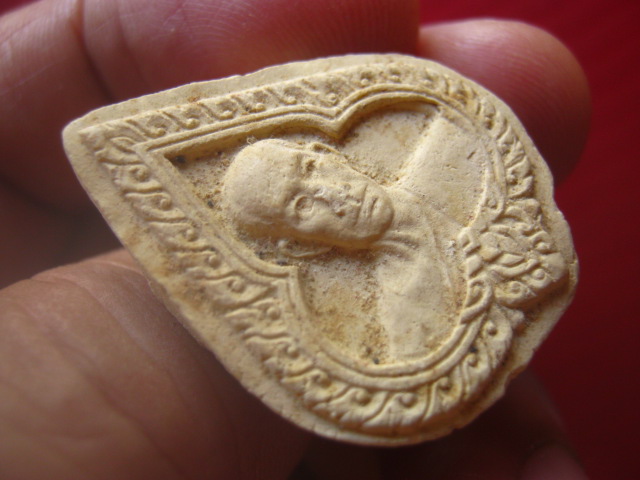 พระผงรูปเหมือน พระครูไสว อนุภาโส วัดราษฎร์บำรุง (หงอนไก่) สมุทรสาคร ปี 2519