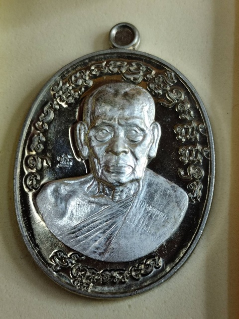 เหรียญเจริญพร 2 พิมพ์ครึ่งองค์ หลวงพ่อพัฒน์ วัดห้วยด้วน ปี 2563  เนื้ออัลปาก้า หน้ากากเงิน 