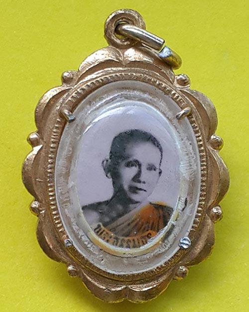 ล็อกเก็ตหลวงปู่บ้ง หลังพระธรรมธร วัดเวฬุวนาราม (บ้านไผ่) อ.กบินทร์บุรี จ.ปราจีนบุรี