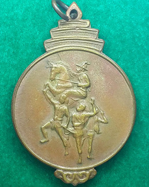 เหรียญสมเด็จพระเจ้าตากสินมหาราช เนื้อทองแดงกะไหล่ทอง จ.จันทบุรี ปี 2517