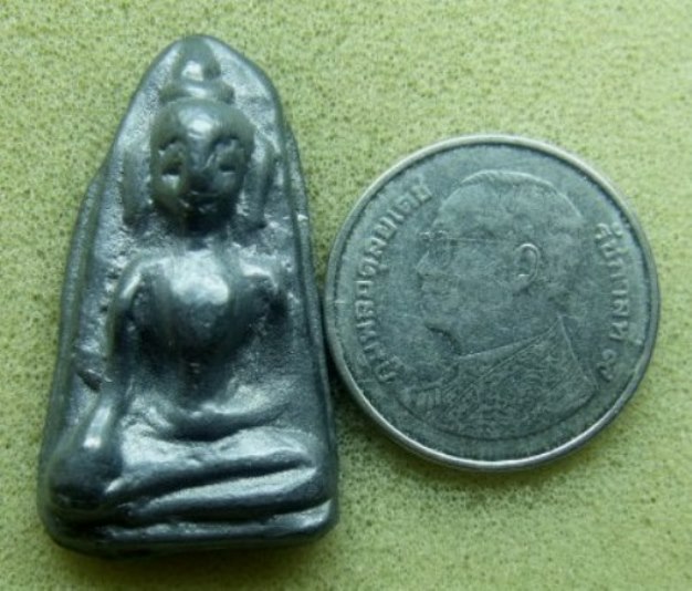 **เบา​ๆ​**พระร่วงนั่งปางมารวิชัย เนื้อชินตะกั่ว สวยๆ ไม่ทราบที่**เนื้อจัด เชิญชมครับ