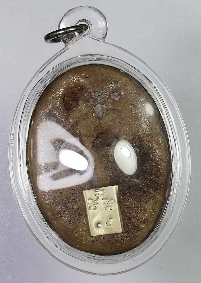 ล็อกเก็ตพระลักษณ์หน้าทอง ด้านหลังอุดมวลสาร ตอกโค๊ต+หมายเลข ไม่ทราบที่ เลี่ยมพร้อมใช้