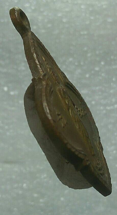 เหรียญพระประจำวันจันทร์ หลังยันต์ห้า ยี่สิบห้าศตวรรษ 