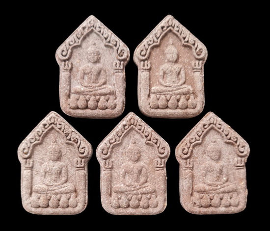 เคาะแรกแดง..พระขุนแผนเล็ก ๔๕..เนื้อผงมงคล ๕ องค์ ไม่มีกล่อง..ลพ.ดำ วัดเขาพูลทอง จันทบุรี / ส่ง ems