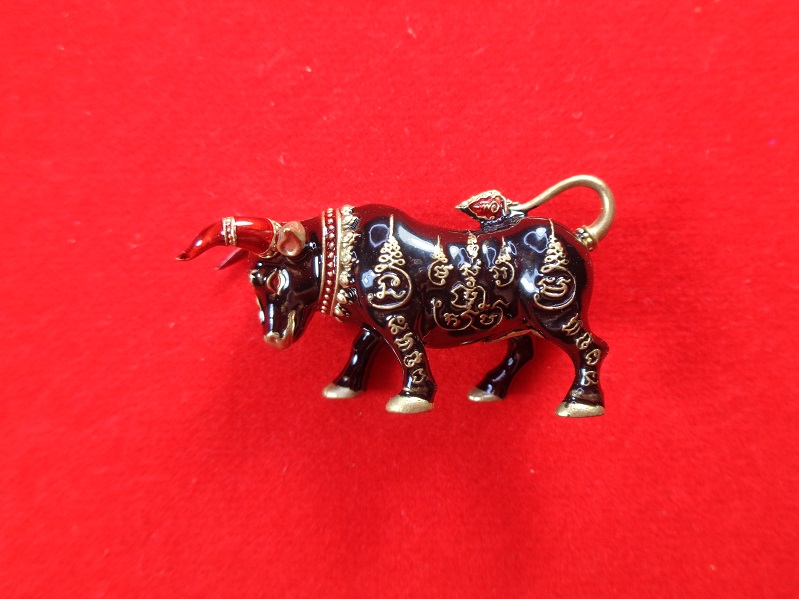 วัวธนูทองคะนองฤทธิ์รุ่นแรก รุ่นมหาสิทธิโชคโภคทรัพย์ หลวงปู่บุญมา วัดเขาแก้วทอง จ.ปราจีนบุรี สวยครับ