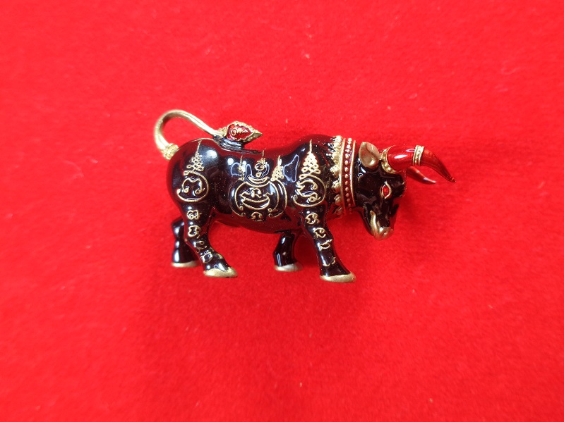 วัวธนูทองคะนองฤทธิ์รุ่นแรก รุ่นมหาสิทธิโชคโภคทรัพย์ หลวงปู่บุญมา วัดเขาแก้วทอง จ.ปราจีนบุรี สวยครับ