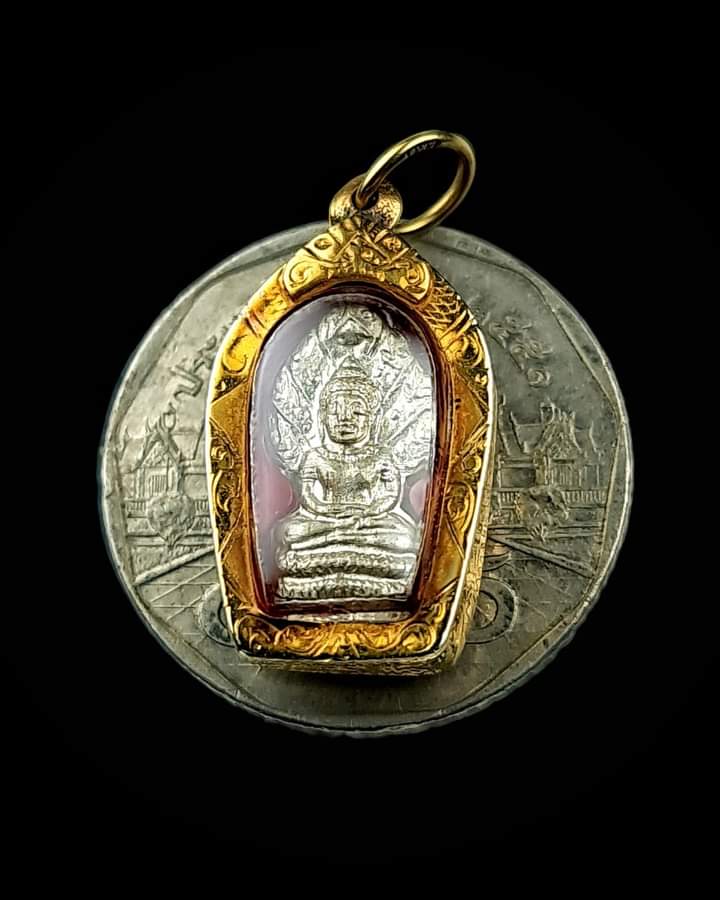 พระนาคปรกหลวงพ่อคูณปริสุทโธ รุ่นเสาร์ 5 คูณพันล้าน เนื้อเงิน ปี2536 พร้อมเลี่ยมทองคำแท้หนาๆสวยๆครับ