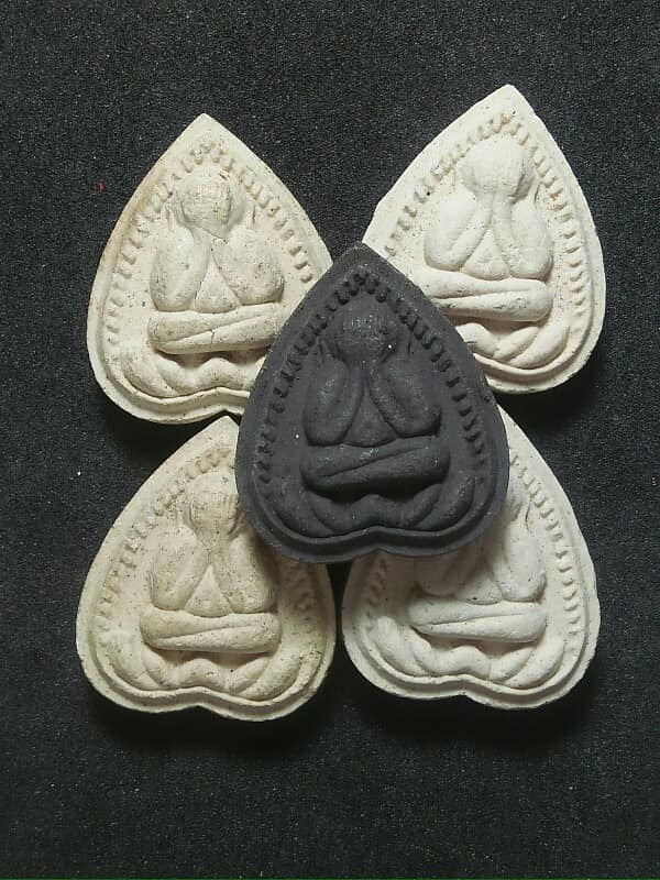 พระปิดตา วัดเขาเชิงเทียน ชลบุรี เนื้อผงพุทธคุณ 5 องค์ 