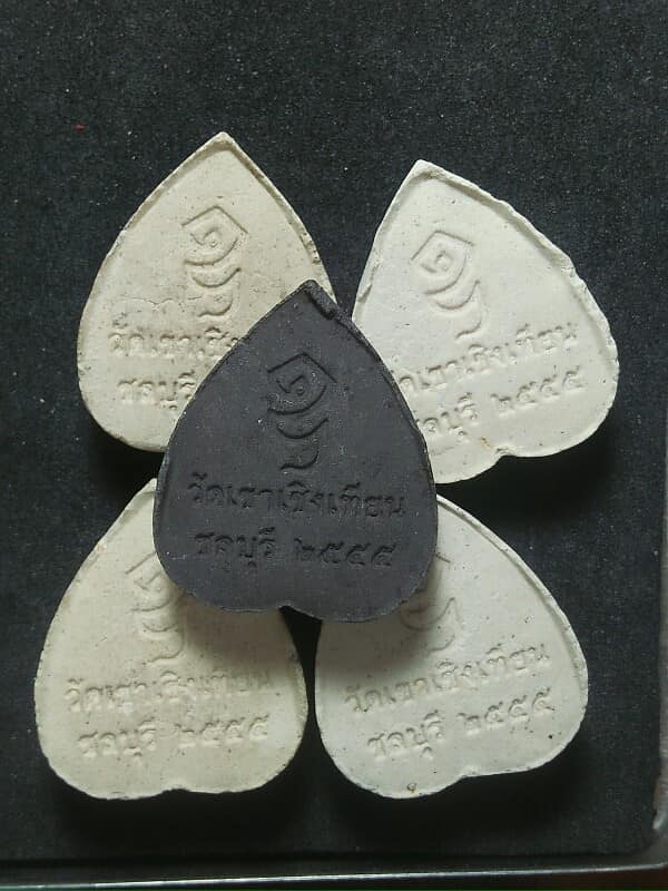 พระปิดตา วัดเขาเชิงเทียน ชลบุรี เนื้อผงพุทธคุณ 5 องค์ 