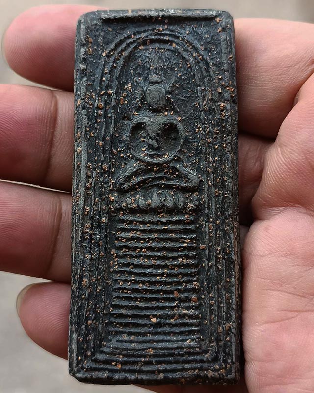 สมเด็จพิมพ์ไพ่ตอง ฐาน 16 ชั้น ลงรัก ผงตะไบทอง สูง 7.3 ซ.ม. พระบ้านเก่าเก็บหลายสิบปี ไม่ทราบที่