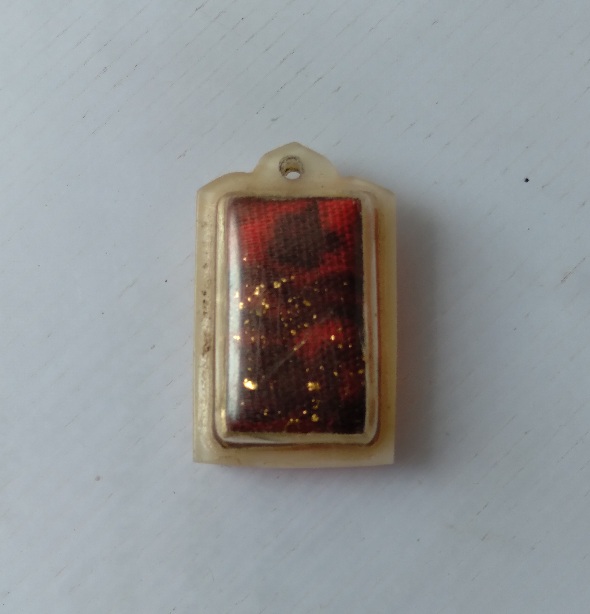 ผ้ายันต์แดงเลี่ยมเก่า