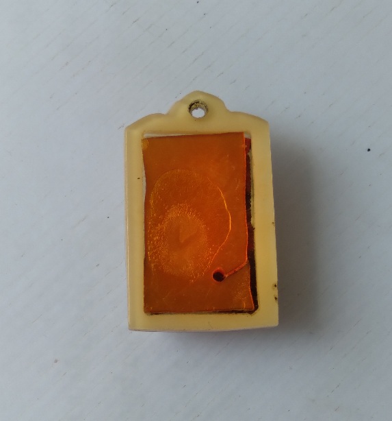 ผ้ายันต์แดงเลี่ยมเก่า