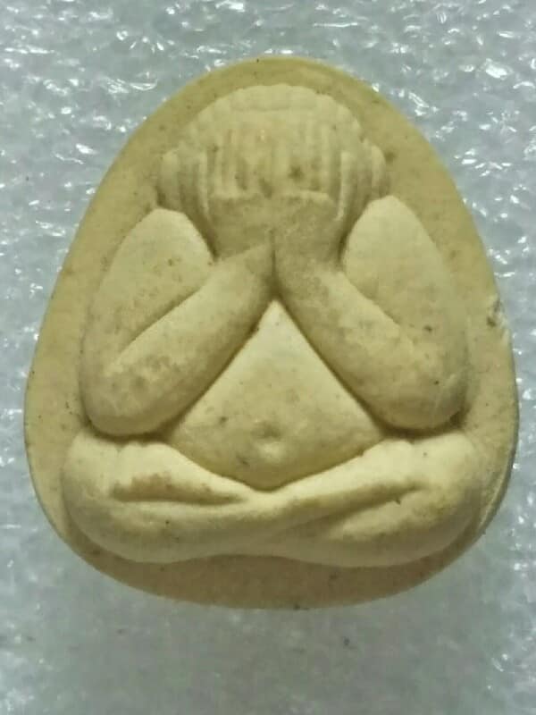 พระปิดตาหลังยันต์ห้า ฝังแร่ เนื้อผง 