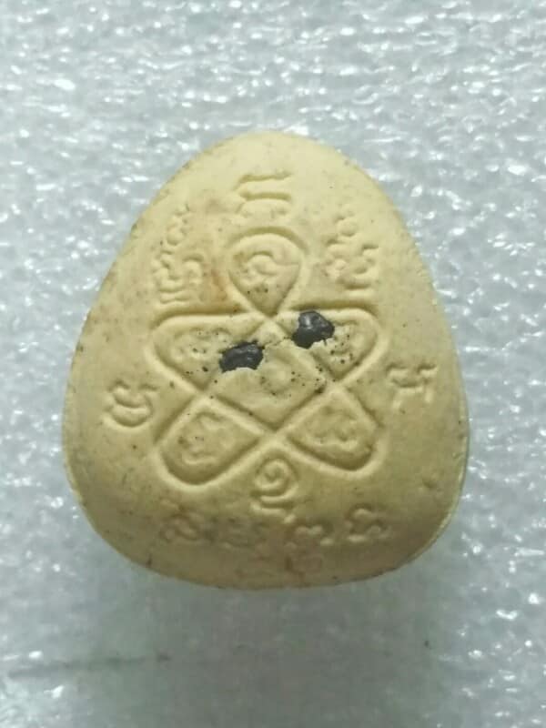 พระปิดตาหลังยันต์ห้า ฝังแร่ เนื้อผง 