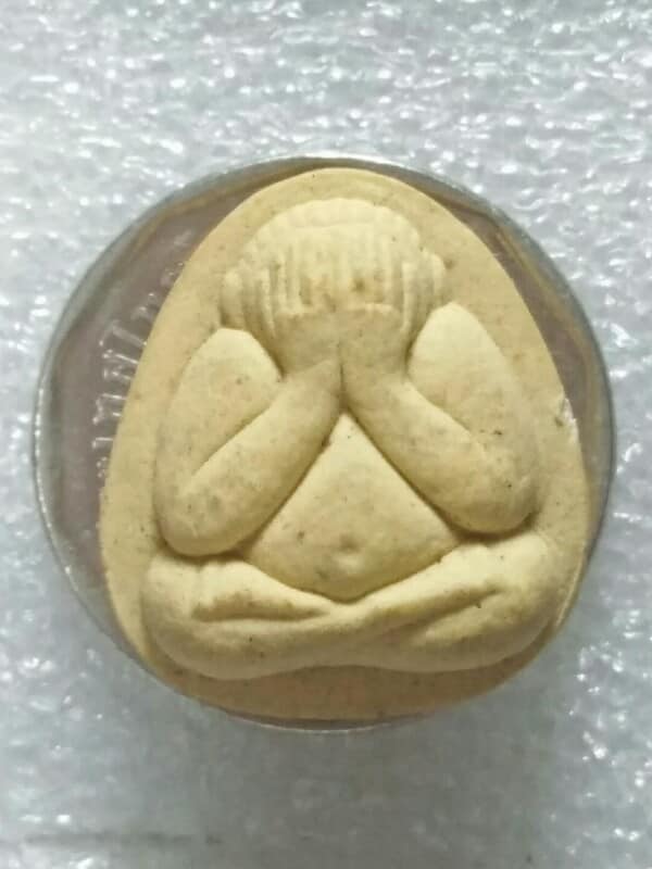 พระปิดตาหลังยันต์ห้า ฝังแร่ เนื้อผง 