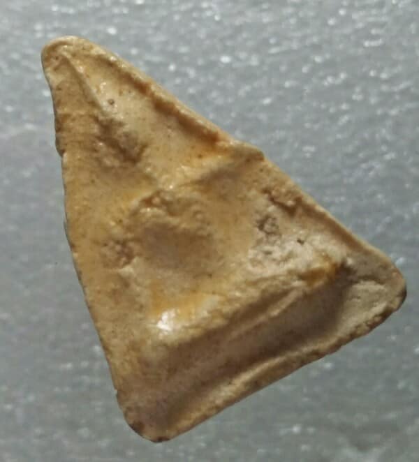 พระผงหลังยันต์ เคลือบ 