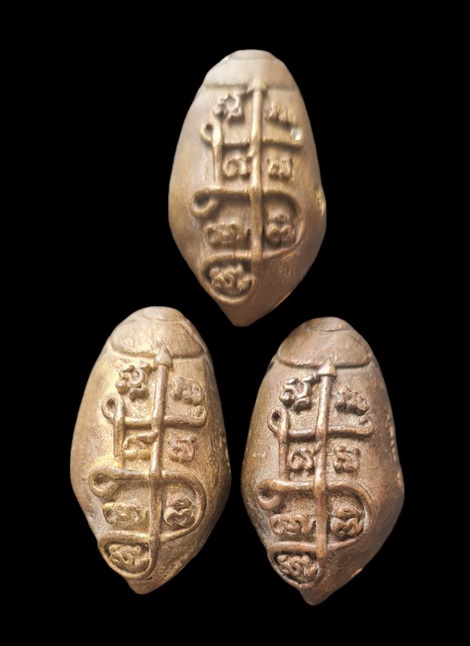 เคาะแรกแดง..หมากทุยโลหะผสม..อุดผง ๑ ตัว + หล่อตัน ๒ ตัว..ลพ.ดำ วัดเขาพูลทอง จันทบุรี / ส่ง ems