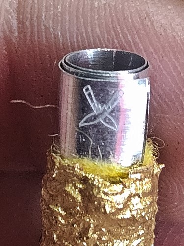 วัดห้วยด้วน จ.นครสวรรค์ ตะกรุดจารมือ หลวงพ่อพัฒน์  เลื่อนยศ เลื่อนบารมี 2   ขนาดประมาณ 2.5 นิ้ว ( 6.