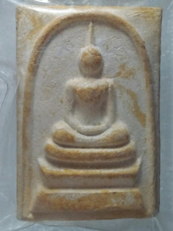 พระสมเด็จ ด้านหลังมีแผ่นยันต์ทองแดง