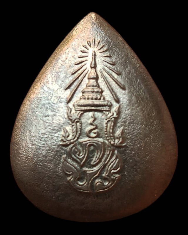 2.พระพุทธสิงหธรรมมงคล หลังภปร. เนื้อนวโลหะ พิธีใหญ่ วัดบวรฯ-วัดพระแก้ว พ.ศ. 2547 กล่องเดิม