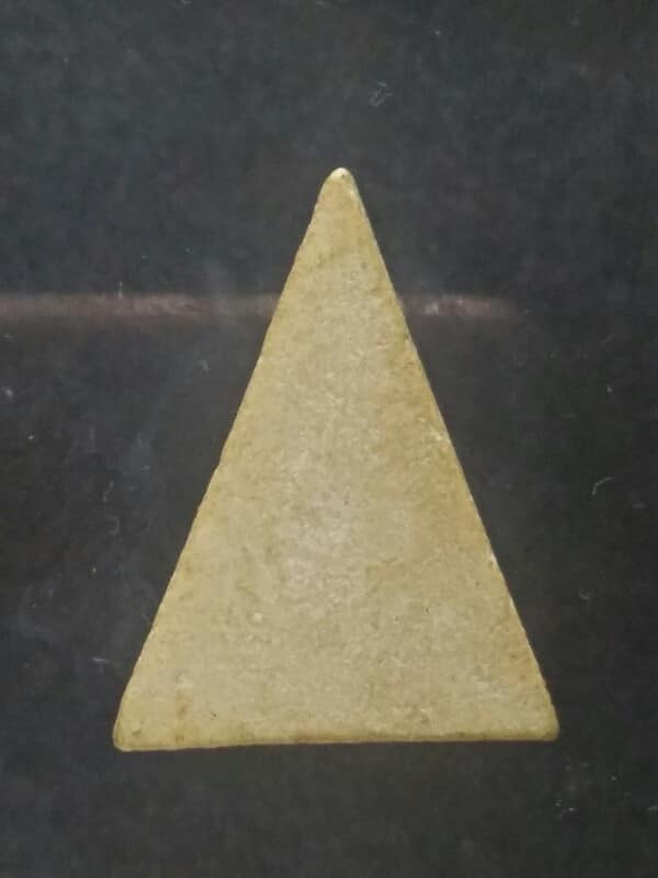 พระผงพิมพ์สามเหลี่ยม ไม่ทราบวัด