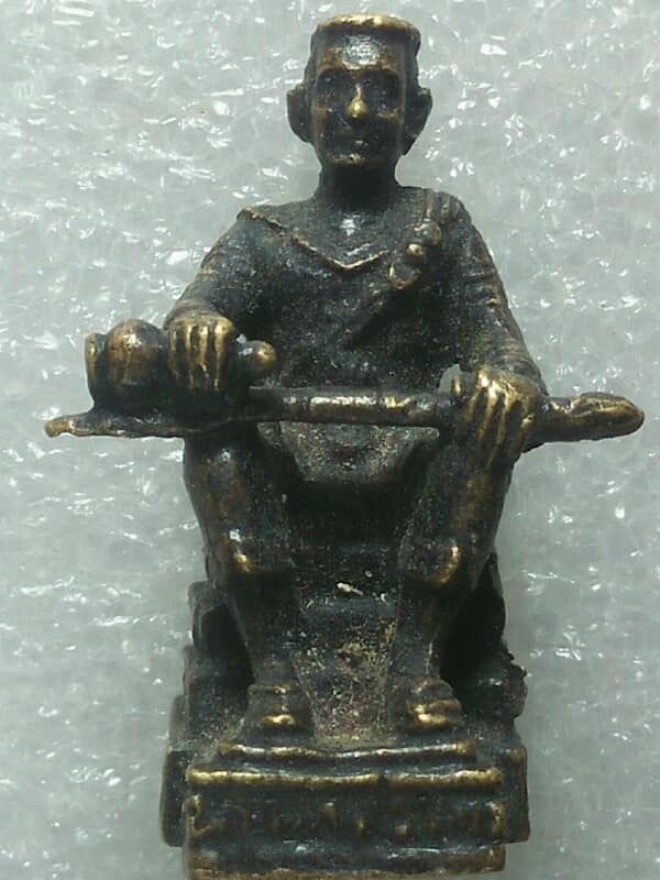 รูปหล่อสมเด็จพระนเรศวรมหาราช ทรงหลั่งน้ำสิโนทก เนื้อทองเหลืองรมดำหล่อโบราณ เก่า