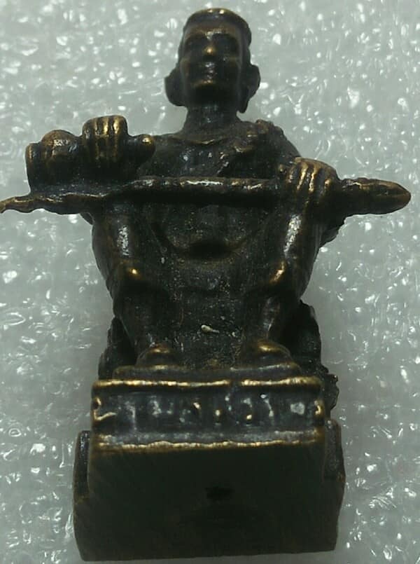 รูปหล่อสมเด็จพระนเรศวรมหาราช ทรงหลั่งน้ำสิโนทก เนื้อทองเหลืองรมดำหล่อโบราณ เก่า