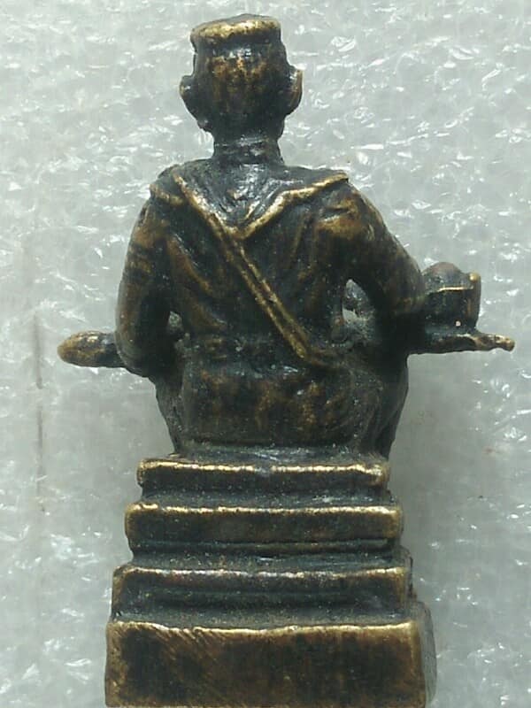 รูปหล่อสมเด็จพระนเรศวรมหาราช ทรงหลั่งน้ำสิโนทก เนื้อทองเหลืองรมดำหล่อโบราณ เก่า