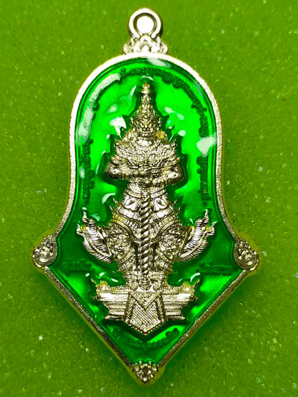 เหรียญท้าวเวสสุวรรณพิมพ์จำปี รุ่นคุ้มภัยให้ลาภ เนื้อชนวนชุบเงินลงยาเขียว อาจารย์อิฎฐ์ วัดจุฬามณี