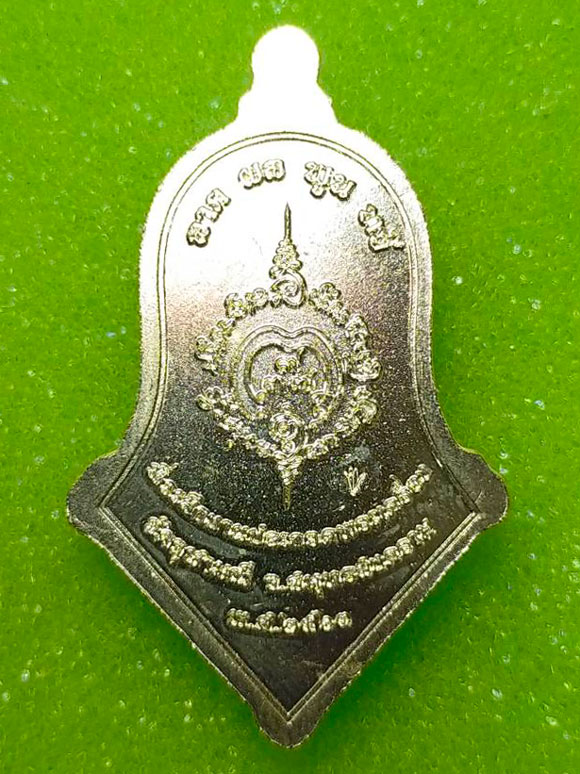 เหรียญท้าวเวสสุวรรณพิมพ์จำปี รุ่นคุ้มภัยให้ลาภ เนื้อชนวนชุบเงินลงยาเขียว อาจารย์อิฎฐ์ วัดจุฬามณี