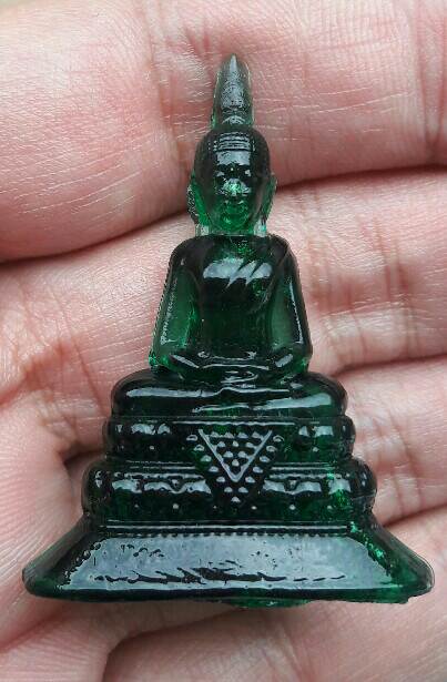 พระแก้วมรกต เนื้อแก้วเขียว วัดโปรดเกศ จ.นนทบุรี ปี.2500 ขนาด สูง 4.5 ซม.ฐานกว้าง 3.5 ซม.เคาะเดียว