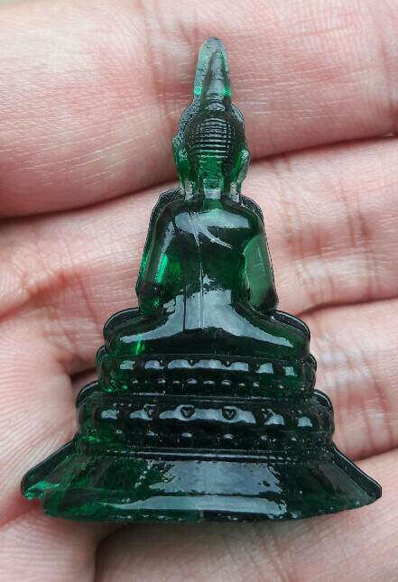พระแก้วมรกต เนื้อแก้วเขียว วัดโปรดเกศ จ.นนทบุรี ปี.2500 ขนาด สูง 4.5 ซม.ฐานกว้าง 3.5 ซม.เคาะเดียว