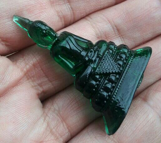 พระแก้วมรกต เนื้อแก้วเขียว วัดโปรดเกศ จ.นนทบุรี ปี.2500 ขนาด สูง 4.5 ซม.ฐานกว้าง 3.5 ซม.เคาะเดียว