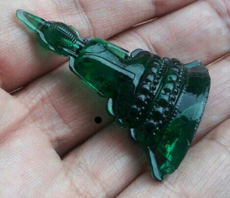 พระแก้วมรกต เนื้อแก้วเขียว วัดโปรดเกศ จ.นนทบุรี ปี.2500 ขนาด สูง 4.5 ซม.ฐานกว้าง 3.5 ซม.เคาะเดียว