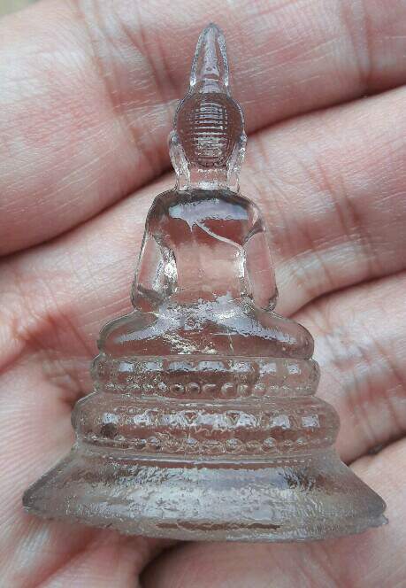 พระแก้วมรกต เนื้อแก้วใส วัดโปรดเกศ จ.นนทบุรี ปี​ 2500 ขนาด สูง 4.5 ซม.ฐานกว้าง 3.5 ซม.เคาะเดียว