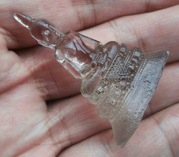 พระแก้วมรกต เนื้อแก้วใส วัดโปรดเกศ จ.นนทบุรี ปี​ 2500 ขนาด สูง 4.5 ซม.ฐานกว้าง 3.5 ซม.เคาะเดียว