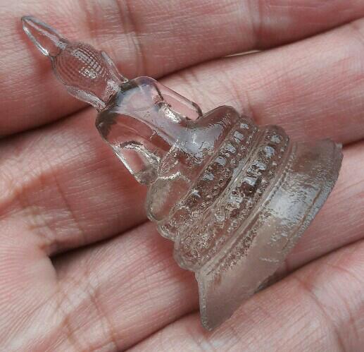 พระแก้วมรกต เนื้อแก้วใส วัดโปรดเกศ จ.นนทบุรี ปี​ 2500 ขนาด สูง 4.5 ซม.ฐานกว้าง 3.5 ซม.เคาะเดียว