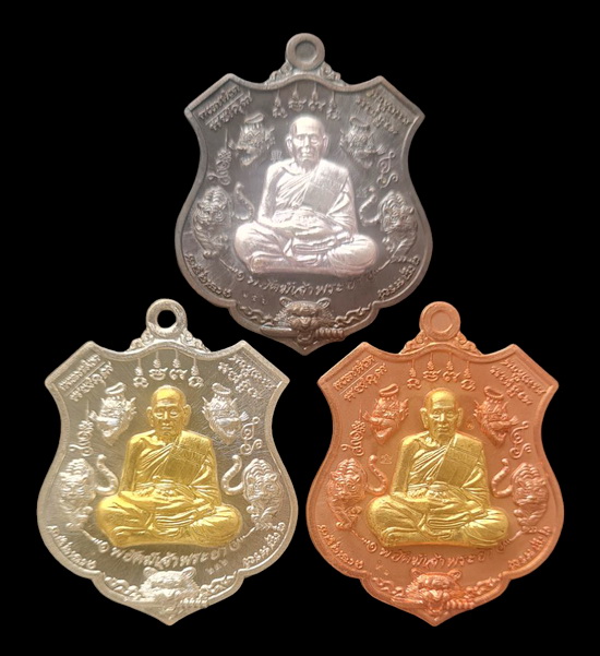 เคาะแรกแดง..พยัคฆ์เจ้าพระยา ๒๕๖๓..ชุดหน้ากากรวม ๓ เหรียญ กล่องเดิม..ลพ.พัฒน์ วัดห้วยด้วน จ.นครสวรรค์