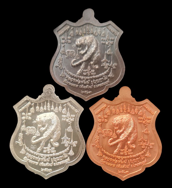 เคาะแรกแดง..พยัคฆ์เจ้าพระยา ๒๕๖๓..ชุดหน้ากากรวม ๓ เหรียญ กล่องเดิม..ลพ.พัฒน์ วัดห้วยด้วน จ.นครสวรรค์