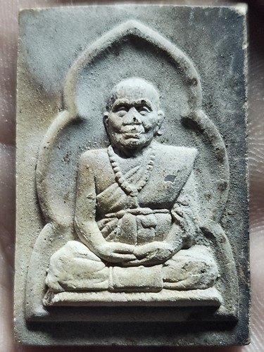 พระรูปเหมือนครูบาพรหมจักร วัดพระพุทธบาทตากผ้า อำเภอป่าซาง จังหวัดลำพูน สร้างปี 2545 เนื้อดินเผา